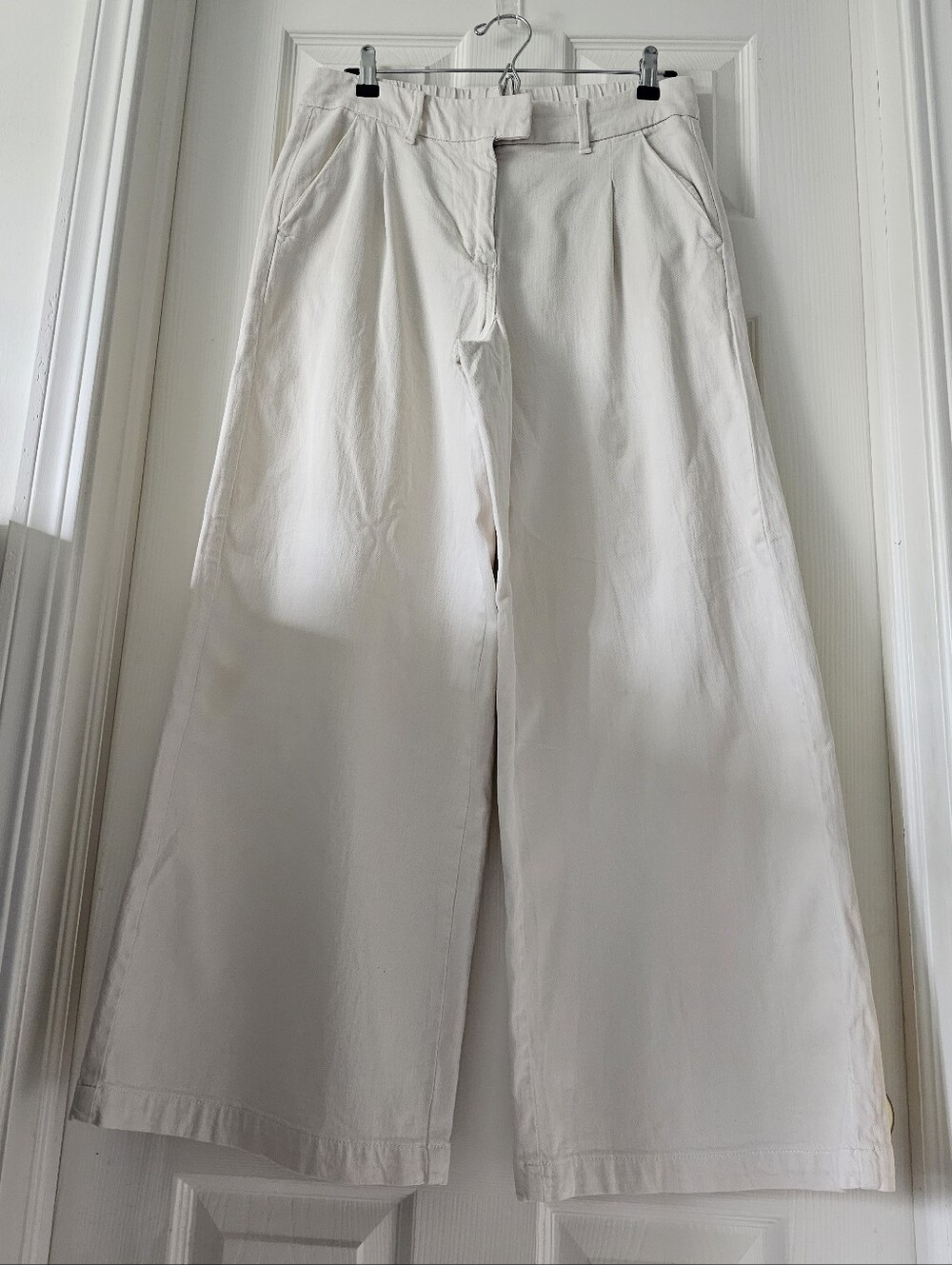 American Eagle Womes Super High-Rise Wide-Leg Cream Trousers Sz 8 Short.